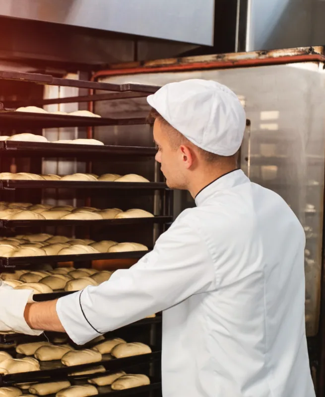 Produção de pães em escala com carrinho de assadeiras